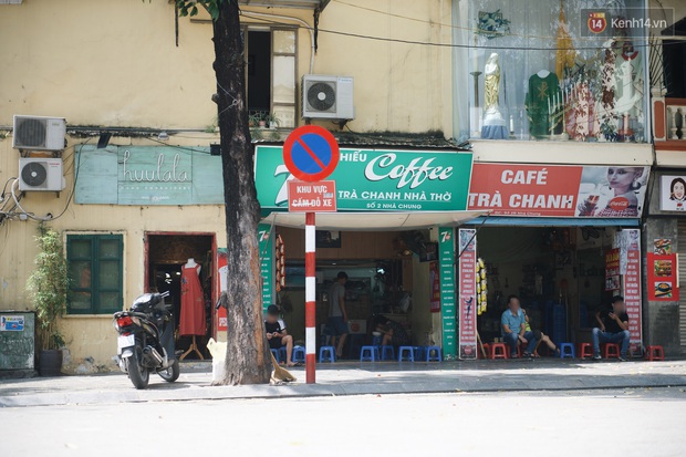 Phố xá Hà Nội ngày đầu toàn dân đi làm trở lại: Lác đác hàng ăn sáng mở cửa, cà phê hiếm bóng người - Ảnh 11. Phố xá Hà Nội ngày đầu toàn dân đi làm trở lại: Lác đác hàng ăn sáng mở cửa, cà phê hiếm bóng người - Ảnh 11.
