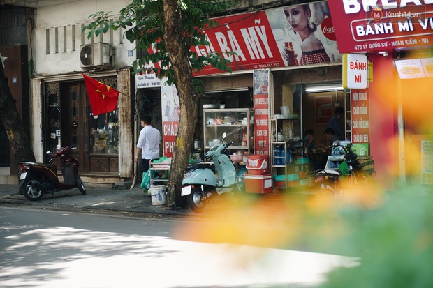 Phố xá Hà Nội ngày đầu toàn dân đi làm trở lại: Lác đác hàng ăn sáng mở cửa, cà phê hiếm bóng người - Ảnh 2. Phố xá Hà Nội ngày đầu toàn dân đi làm trở lại: Lác đác hàng ăn sáng mở cửa, cà phê hiếm bóng người - Ảnh 2.