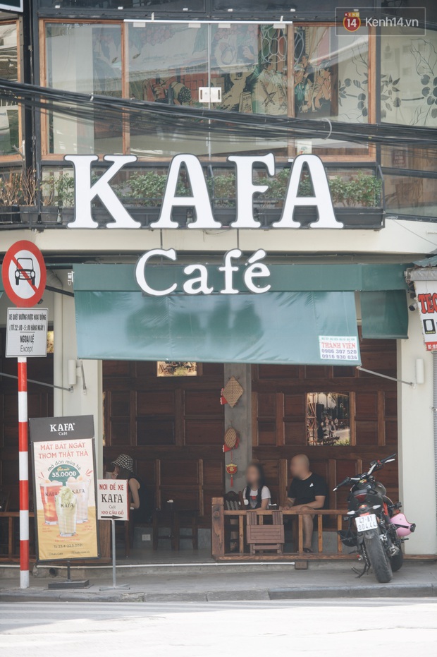 Phố xá Hà Nội ngày đầu toàn dân đi làm trở lại: Lác đác hàng ăn sáng mở cửa, cà phê hiếm bóng người - Ảnh 9. Phố xá Hà Nội ngày đầu toàn dân đi làm trở lại: Lác đác hàng ăn sáng mở cửa, cà phê hiếm bóng người - Ảnh 9.