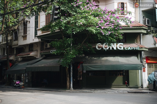 Phố xá Hà Nội ngày đầu toàn dân đi làm trở lại: Lác đác hàng ăn sáng mở cửa, cà phê hiếm bóng người - Ảnh 12. Phố xá Hà Nội ngày đầu toàn dân đi làm trở lại: Lác đác hàng ăn sáng mở cửa, cà phê hiếm bóng người - Ảnh 12.