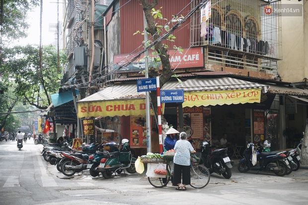 Phố xá Hà Nội ngày đầu toàn dân đi làm trở lại: Lác đác hàng ăn sáng mở cửa, cà phê hiếm bóng người - Ảnh 3. Phố xá Hà Nội ngày đầu toàn dân đi làm trở lại: Lác đác hàng ăn sáng mở cửa, cà phê hiếm bóng người - Ảnh 3.