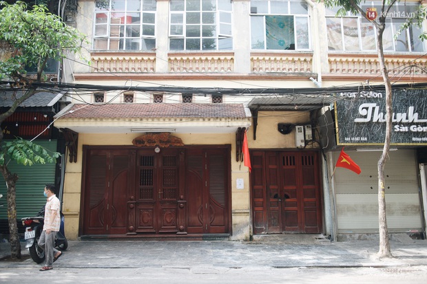 Phố xá Hà Nội ngày đầu toàn dân đi làm trở lại: Lác đác hàng ăn sáng mở cửa, cà phê hiếm bóng người - Ảnh 1. Phố xá Hà Nội ngày đầu toàn dân đi làm trở lại: Lác đác hàng ăn sáng mở cửa, cà phê hiếm bóng người - Ảnh 1.