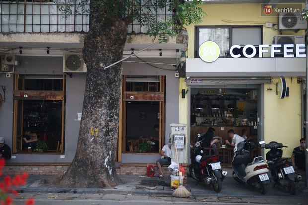 Phố xá Hà Nội ngày đầu toàn dân đi làm trở lại: Lác đác hàng ăn sáng mở cửa, cà phê hiếm bóng người - Ảnh 7. Phố xá Hà Nội ngày đầu toàn dân đi làm trở lại: Lác đác hàng ăn sáng mở cửa, cà phê hiếm bóng người - Ảnh 7.