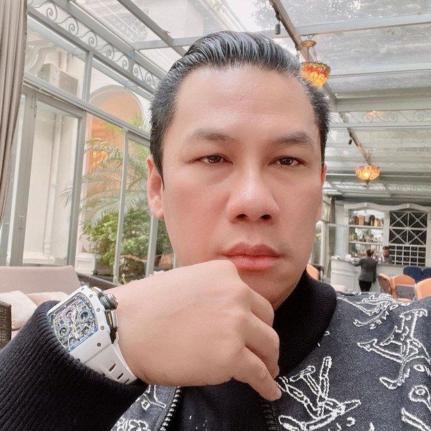 Ông chủ phòng trà nổi tiếng Sài Gòn muốn kết thông gia với Hoa hậu Việt Nam, hai gia thế khủng gặp nhau không ai “đọ” lại - Ảnh 1. Ông chủ phòng trà nổi tiếng Sài Gòn muốn kết thông gia với Hoa hậu Việt Nam, hai gia thế khủng gặp nhau không ai “đọ” lại - Ảnh 1.