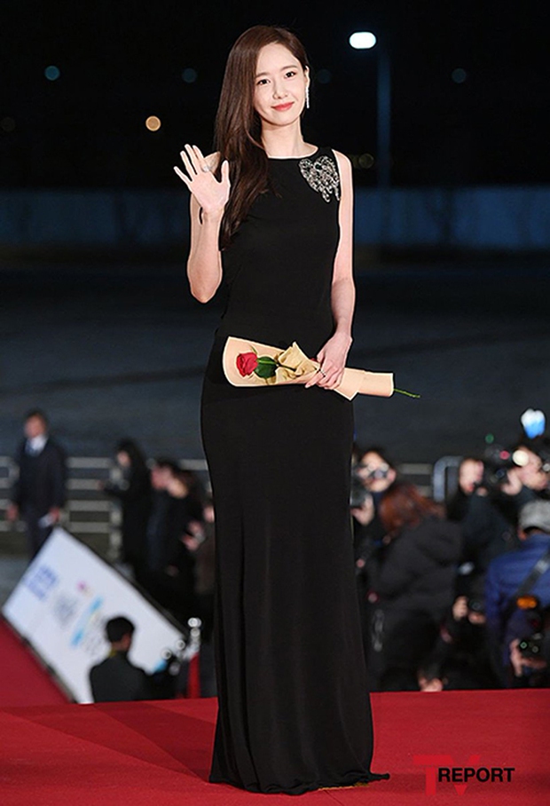 Yoona liệt kê 5 bộ cánh thảm đỏ yêu thích nhất, ai dè toàn item lộ lưng, khoe ngực mlem không chịu được! - Ảnh 8. Yoona liệt kê 5 bộ cánh thảm đỏ yêu thích nhất, ai dè toàn item lộ lưng, khoe ngực mlem không chịu được! - Ảnh 8.