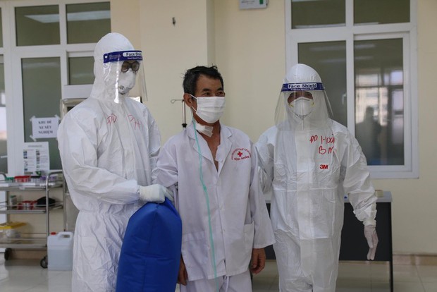Bác sĩ lý giải nguyên nhân nam thanh niên mắc COVID-19 khi đi chung máy bay với ca bệnh - Ảnh 1. Bác sĩ lý giải nguyên nhân nam thanh niên mắc COVID-19 khi đi chung máy bay với ca bệnh - Ảnh 1.