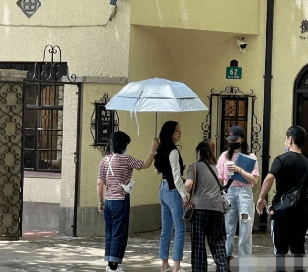 Ảnh hậu trường tố body thật của Dương Mịch: Vòng 1 khủng nhưng vòng 3 lép kẹp, phải dùng quần độn mông - Ảnh 4. Ảnh hậu trường tố body thật của Dương Mịch: Vòng 1 khủng nhưng vòng 3 lép kẹp, phải dùng quần độn mông - Ảnh 4.