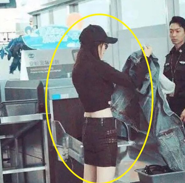 Ảnh hậu trường tố body thật của Dương Mịch: Vòng 1 khủng nhưng vòng 3 lép kẹp, phải dùng quần độn mông - Ảnh 5. Ảnh hậu trường tố body thật của Dương Mịch: Vòng 1 khủng nhưng vòng 3 lép kẹp, phải dùng quần độn mông - Ảnh 5.