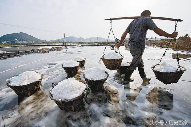 Muối iốt, không iốt hay ít natri, bạn dùng loại nào? Bác sĩ chỉ ra loại muối mà bạn nên sử dụng hàng ngày - Ảnh 2.