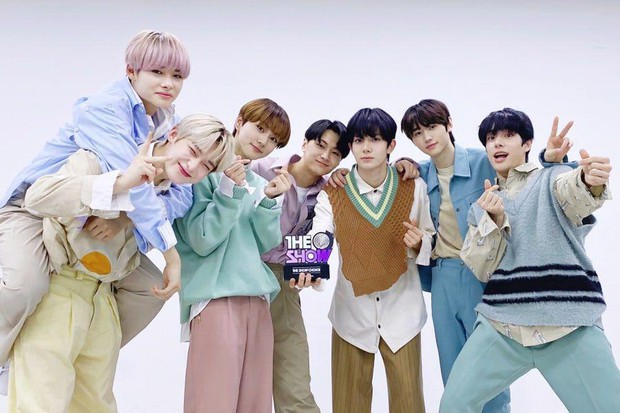 Đàn em BTS có cúp đầu tiên trong sự nghiệp nhưng hát encore bị chê tệ đều, lên nốt cao vỡ toang? - Ảnh 6.