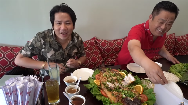 Khoa Pug bất ngờ tiết lộ người mới sau khi chia tay cameramen cũ: Là MasterChef của một nhà hàng Việt tại Mỹ? - Ảnh 4. Khoa Pug bất ngờ tiết lộ người mới sau khi chia tay cameramen cũ: Là MasterChef của một nhà hàng Việt tại Mỹ? - Ảnh 4.