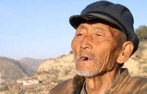 Cụ ông mang con dao hoen gỉ đi giám định, khán giả cười ồ nhưng chuyên gia khảo cổ ra giá 700 triệu rồi hỏi luôn... gia phả nhà cụ - Ảnh 1. Cụ ông mang con dao hoen gỉ đi giám định, khán giả cười ồ nhưng chuyên gia khảo cổ ra giá 700 triệu rồi hỏi luôn... gia phả nhà cụ - Ảnh 1.