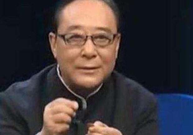 Cụ ông mang con dao hoen gỉ đi giám định, khán giả cười ồ nhưng chuyên gia khảo cổ ra giá 700 triệu rồi hỏi luôn... gia phả nhà cụ - Ảnh 2. Cụ ông mang con dao hoen gỉ đi giám định, khán giả cười ồ nhưng chuyên gia khảo cổ ra giá 700 triệu rồi hỏi luôn... gia phả nhà cụ - Ảnh 2.