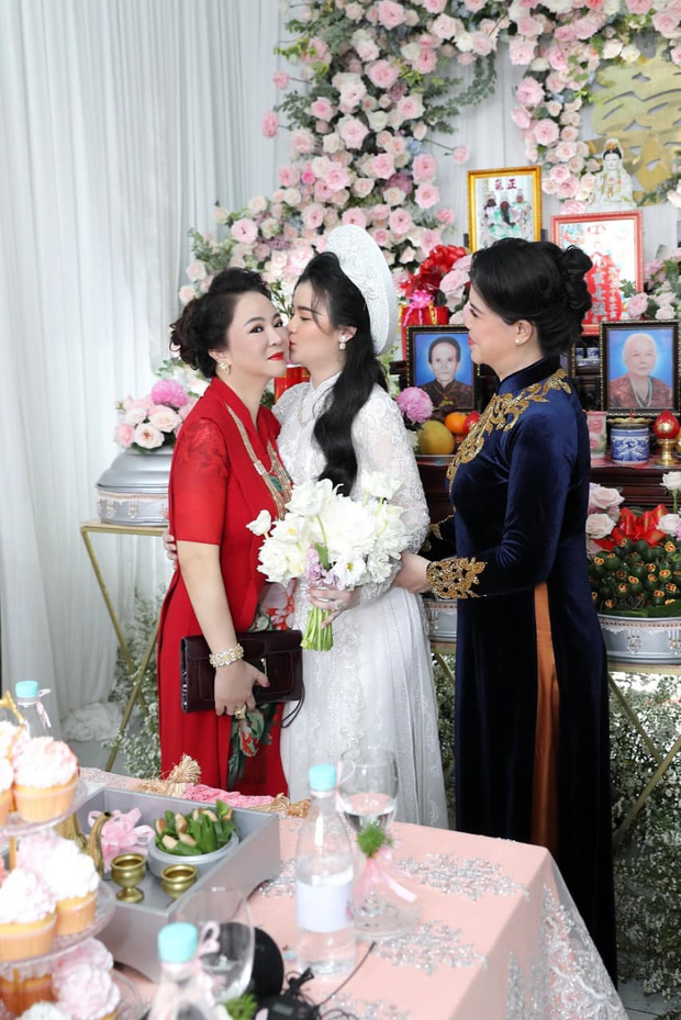 Con dâu sinh năm 96 của bà chủ Đại Nam Phương Hằng khoá Facebook sau lễ đính hôn ngập kim cương - Ảnh 1. Con dâu sinh năm 96 của bà chủ Đại Nam Phương Hằng khoá Facebook sau lễ đính hôn ngập kim cương - Ảnh 1.