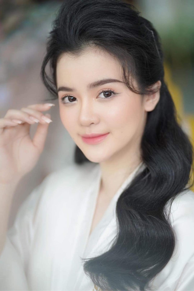 Con dâu sinh năm 96 của bà chủ Đại Nam Phương Hằng khoá Facebook sau lễ đính hôn ngập kim cương - Ảnh 3. Con dâu sinh năm 96 của bà chủ Đại Nam Phương Hằng khoá Facebook sau lễ đính hôn ngập kim cương - Ảnh 3.