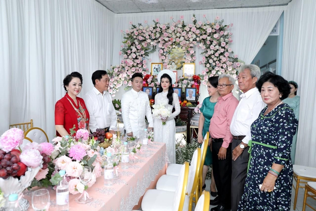 Vợ chồng ông Dũng lò vôi đi hỏi vợ cho con trai, khoảnh khắc nàng dâu hào môn thể hiện tình cảm với bà Phương Hằng gây chú ý - Ảnh 1.