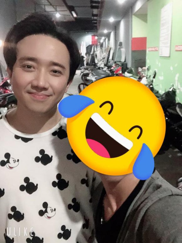 Trấn Thành bị fan cho lên thớt tố chảnh choẹ và sượng trân khi chụp ảnh kỷ niệm, nhưng có đáng bị chỉ trích? - Ảnh 2. Trấn Thành bị fan cho lên thớt tố chảnh choẹ và sượng trân khi chụp ảnh kỷ niệm, nhưng có đáng bị chỉ trích? - Ảnh 2.