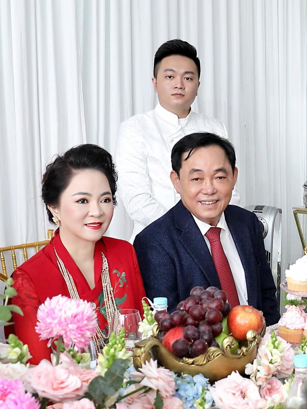 Vợ chồng ông Dũng lò vôi đi hỏi vợ cho con trai, khoảnh khắc nàng dâu hào môn thể hiện tình cảm với bà Phương Hằng gây chú ý - Ảnh 4.