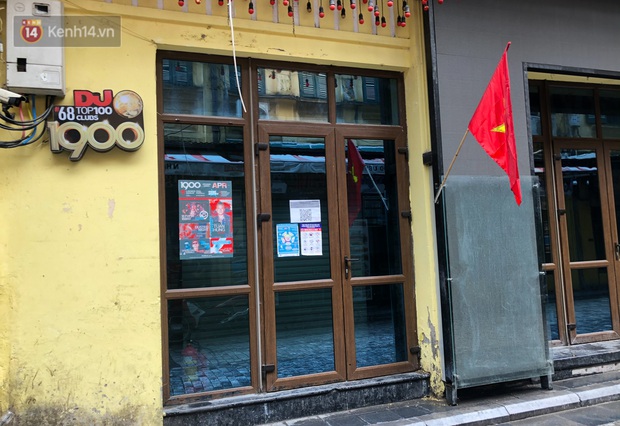 Hà Nội: Cận cảnh phong tỏa, phun khử khuẩn 1 đoạn con phố Đinh Liệt cùng rất nhiều điểm đến của ca dương tính SARS-CoV-2 - Ảnh 8. Hà Nội: Cận cảnh phong tỏa, phun khử khuẩn 1 đoạn con phố Đinh Liệt cùng rất nhiều điểm đến của ca dương tính SARS-CoV-2 - Ảnh 8.