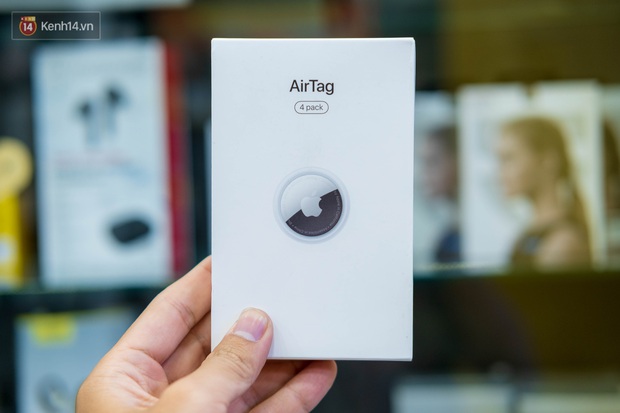 Trên tay AirTag đầu tiên tại Việt Nam: Thông minh, nhỏ gọn nhưng dễ trầy, giá bán 900 nghìn đồng - Ảnh 1. Trên tay AirTag đầu tiên tại Việt Nam: Thông minh, nhỏ gọn nhưng dễ trầy, giá bán 900 nghìn đồng - Ảnh 1.