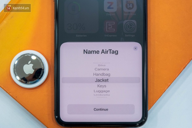 Trên tay AirTag đầu tiên tại Việt Nam: Thông minh, nhỏ gọn nhưng dễ trầy, giá bán 900 nghìn đồng - Ảnh 6. Trên tay AirTag đầu tiên tại Việt Nam: Thông minh, nhỏ gọn nhưng dễ trầy, giá bán 900 nghìn đồng - Ảnh 6.