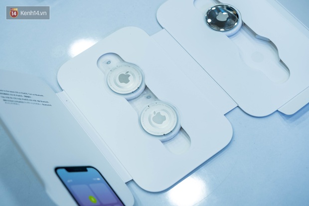 Trên tay AirTag đầu tiên tại Việt Nam: Thông minh, nhỏ gọn nhưng dễ trầy, giá bán 900 nghìn đồng - Ảnh 2. Trên tay AirTag đầu tiên tại Việt Nam: Thông minh, nhỏ gọn nhưng dễ trầy, giá bán 900 nghìn đồng - Ảnh 2.