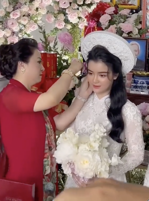 Clip: Cận cảnh nhan sắc con dâu đại gia Phương Hằng, liệu có lấp lánh hơn loạt kim cương mẹ chồng đang đeo? - Ảnh 3.