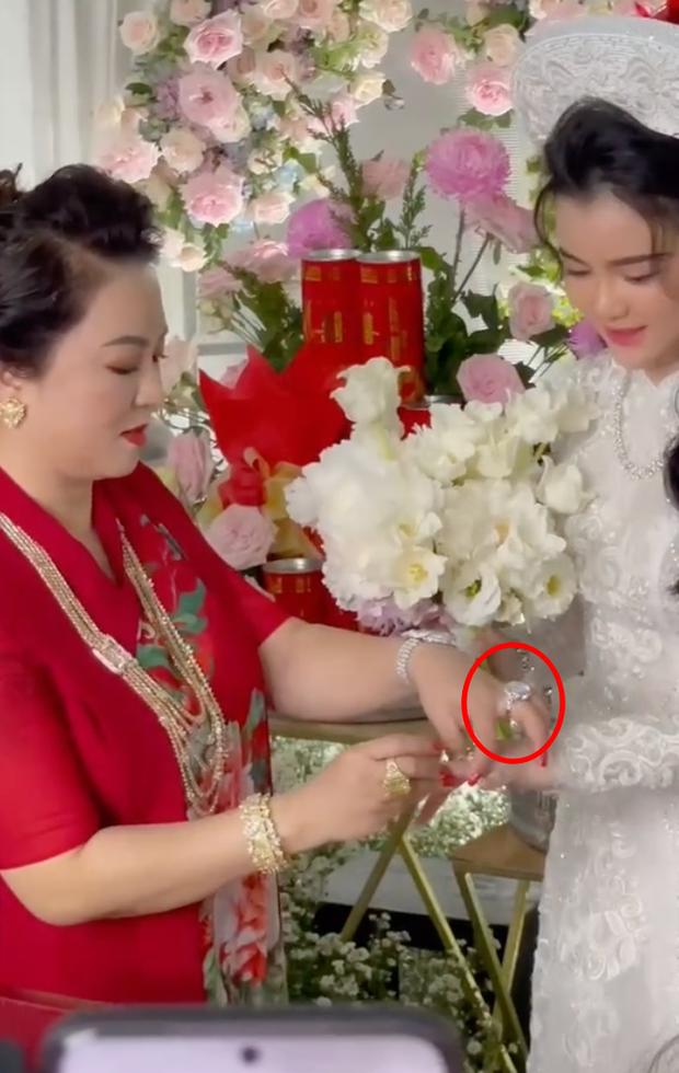 Clip: Cận cảnh nhan sắc con dâu đại gia Phương Hằng, liệu có lấp lánh hơn loạt kim cương mẹ chồng đang đeo? - Ảnh 4.