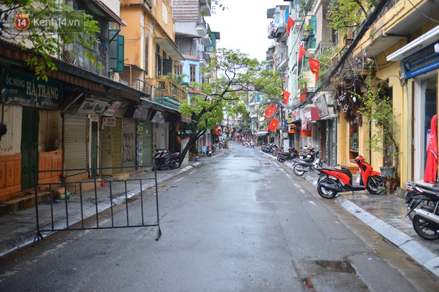 Hà Nội: Cận cảnh phong tỏa, phun khử khuẩn 1 đoạn con phố Đinh Liệt cùng rất nhiều điểm đến của ca dương tính SARS-CoV-2 - Ảnh 3. Hà Nội: Cận cảnh phong tỏa, phun khử khuẩn 1 đoạn con phố Đinh Liệt cùng rất nhiều điểm đến của ca dương tính SARS-CoV-2 - Ảnh 3.