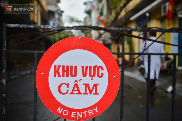 Hà Nội: Cận cảnh phong tỏa, phun khử khuẩn 1 đoạn con phố Đinh Liệt cùng rất nhiều điểm đến của ca dương tính SARS-CoV-2 - Ảnh 5. Hà Nội: Cận cảnh phong tỏa, phun khử khuẩn 1 đoạn con phố Đinh Liệt cùng rất nhiều điểm đến của ca dương tính SARS-CoV-2 - Ảnh 5.