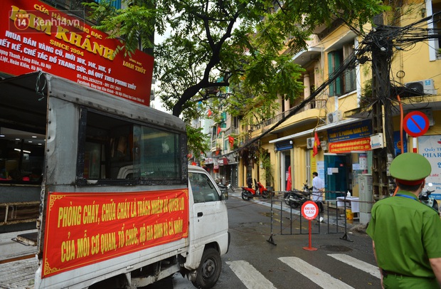 Hà Nội: Cận cảnh phong tỏa, phun khử khuẩn 1 đoạn con phố Đinh Liệt cùng rất nhiều điểm đến của ca dương tính SARS-CoV-2 - Ảnh 1. Hà Nội: Cận cảnh phong tỏa, phun khử khuẩn 1 đoạn con phố Đinh Liệt cùng rất nhiều điểm đến của ca dương tính SARS-CoV-2 - Ảnh 1.