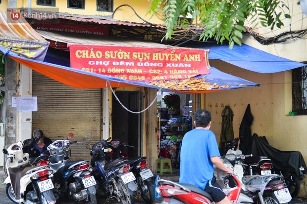 Hà Nội: Cận cảnh phong tỏa, phun khử khuẩn 1 đoạn con phố Đinh Liệt cùng rất nhiều điểm đến của ca dương tính SARS-CoV-2 - Ảnh 10. Hà Nội: Cận cảnh phong tỏa, phun khử khuẩn 1 đoạn con phố Đinh Liệt cùng rất nhiều điểm đến của ca dương tính SARS-CoV-2 - Ảnh 10.