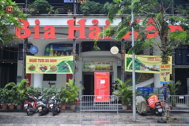 Hà Nội: Cận cảnh phong tỏa, phun khử khuẩn 1 đoạn con phố Đinh Liệt cùng rất nhiều điểm đến của ca dương tính SARS-CoV-2 - Ảnh 6. Hà Nội: Cận cảnh phong tỏa, phun khử khuẩn 1 đoạn con phố Đinh Liệt cùng rất nhiều điểm đến của ca dương tính SARS-CoV-2 - Ảnh 6.