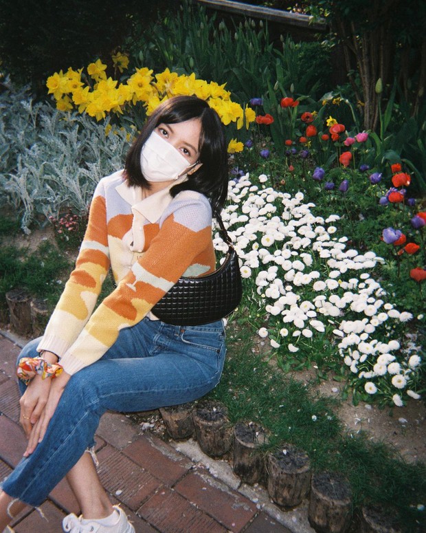 Lisa tung loạt ảnh vi vu đảo Jeju cùng Jisoo, ảnh phim kiểm chứng body và nhan sắc đời thực của 2 mỹ nhân BLACKPINK - Ảnh 2. Lisa tung loạt ảnh vi vu đảo Jeju cùng Jisoo, ảnh phim kiểm chứng body và nhan sắc đời thực của 2 mỹ nhân BLACKPINK - Ảnh 2.