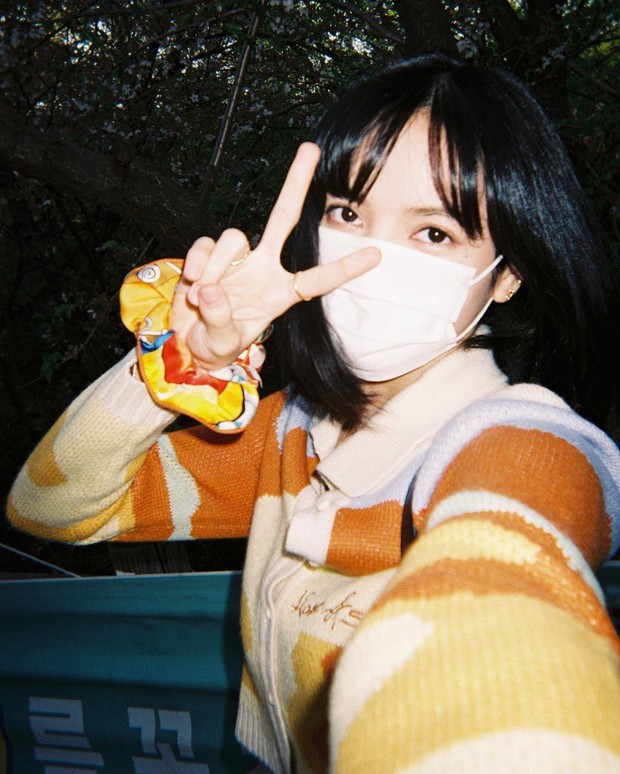 Lisa tung loạt ảnh vi vu đảo Jeju cùng Jisoo, ảnh phim kiểm chứng body và nhan sắc đời thực của 2 mỹ nhân BLACKPINK - Ảnh 3. Lisa tung loạt ảnh vi vu đảo Jeju cùng Jisoo, ảnh phim kiểm chứng body và nhan sắc đời thực của 2 mỹ nhân BLACKPINK - Ảnh 3.