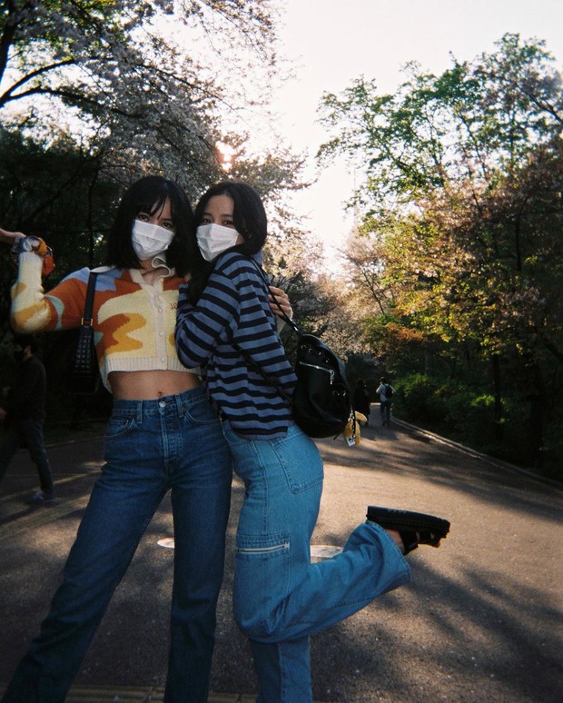 Lisa tung loạt ảnh vi vu đảo Jeju cùng Jisoo, ảnh phim kiểm chứng body và nhan sắc đời thực của 2 mỹ nhân BLACKPINK - Ảnh 8. Lisa tung loạt ảnh vi vu đảo Jeju cùng Jisoo, ảnh phim kiểm chứng body và nhan sắc đời thực của 2 mỹ nhân BLACKPINK - Ảnh 8.