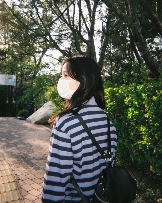 Lisa tung loạt ảnh vi vu đảo Jeju cùng Jisoo, ảnh phim kiểm chứng body và nhan sắc đời thực của 2 mỹ nhân BLACKPINK - Ảnh 5. Lisa tung loạt ảnh vi vu đảo Jeju cùng Jisoo, ảnh phim kiểm chứng body và nhan sắc đời thực của 2 mỹ nhân BLACKPINK - Ảnh 5.