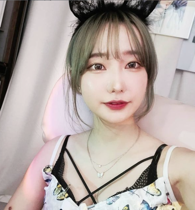 Chứng minh rằng mình không mặc quần trên sóng, nữ streamer xinh đẹp nhận án bay kênh đầy bẽ bàng - Ảnh 1. Chứng minh rằng mình không mặc quần trên sóng, nữ streamer xinh đẹp nhận án bay kênh đầy bẽ bàng - Ảnh 1.