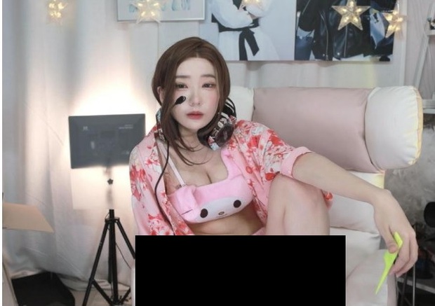 Chứng minh rằng mình không mặc quần trên sóng, nữ streamer xinh đẹp nhận án bay kênh đầy bẽ bàng - Ảnh 3. Chứng minh rằng mình không mặc quần trên sóng, nữ streamer xinh đẹp nhận án bay kênh đầy bẽ bàng - Ảnh 3.