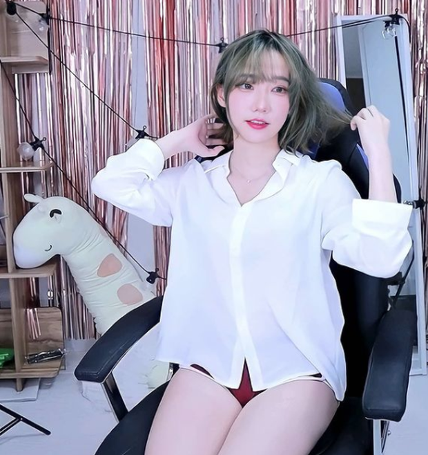 Chứng minh rằng mình không mặc quần trên sóng, nữ streamer xinh đẹp nhận án bay kênh đầy bẽ bàng - Ảnh 4. Chứng minh rằng mình không mặc quần trên sóng, nữ streamer xinh đẹp nhận án bay kênh đầy bẽ bàng - Ảnh 4.