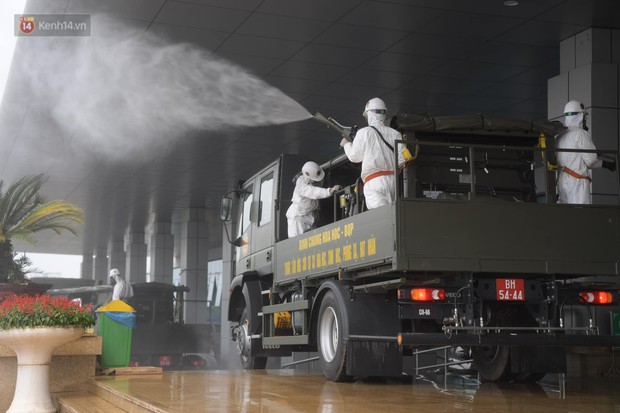 Ảnh: Quân đội tổng lực phun khử khuẩn, tiêu độc Bệnh viện Bệnh Nhiệt đới Trung ương cơ sở 2 - Ảnh 6. Ảnh: Quân đội tổng lực phun khử khuẩn, tiêu độc Bệnh viện Bệnh Nhiệt đới Trung ương cơ sở 2 - Ảnh 6.