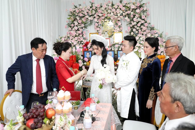 Con dâu sinh năm 96 của nữ đại gia Phương Hằng được mẹ chồng nhận xét thế nào về nhan sắc? - Ảnh 2. Con dâu sinh năm 96 của nữ đại gia Phương Hằng được mẹ chồng nhận xét thế nào về nhan sắc? - Ảnh 2.