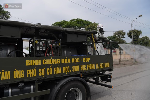 Ảnh: Quân đội tổng lực phun khử khuẩn, tiêu độc Bệnh viện Bệnh Nhiệt đới Trung ương cơ sở 2 - Ảnh 11. Ảnh: Quân đội tổng lực phun khử khuẩn, tiêu độc Bệnh viện Bệnh Nhiệt đới Trung ương cơ sở 2 - Ảnh 11.