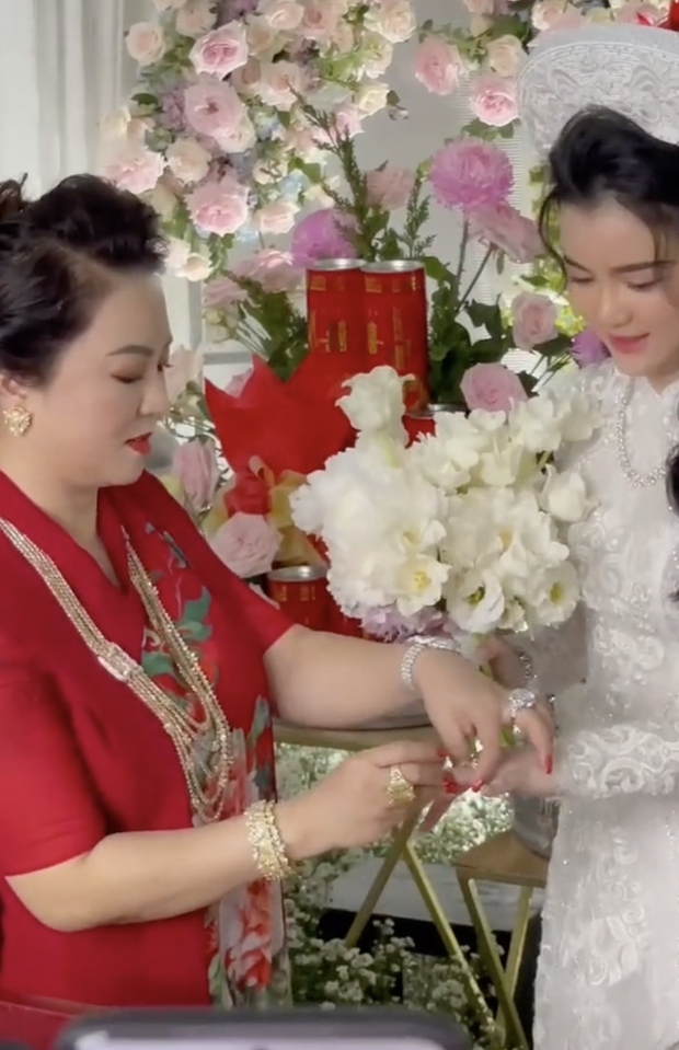 Con dâu sinh năm 96 của bà chủ Đại Nam Phương Hằng khoá Facebook sau lễ đính hôn ngập kim cương - Ảnh 5. Con dâu sinh năm 96 của bà chủ Đại Nam Phương Hằng khoá Facebook sau lễ đính hôn ngập kim cương - Ảnh 5.