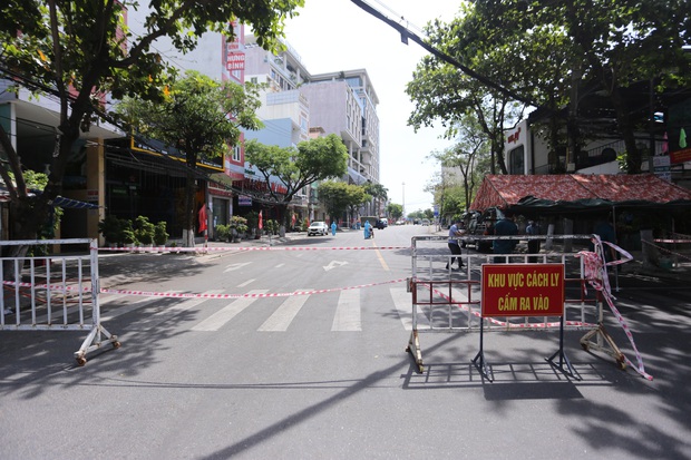 Phong tỏa, phun khử khuẩn khu dân cư xung quanh vũ trường lớn nhất Đà Nẵng vì liên quan ca mắc Covid-19 - Ảnh 1. Phong tỏa, phun khử khuẩn khu dân cư xung quanh vũ trường lớn nhất Đà Nẵng vì liên quan ca mắc Covid-19 - Ảnh 1.