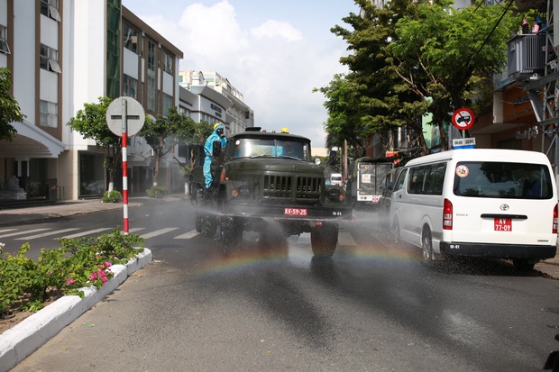 Phong tỏa, phun khử khuẩn khu dân cư xung quanh vũ trường lớn nhất Đà Nẵng vì liên quan ca mắc Covid-19 - Ảnh 3. Phong tỏa, phun khử khuẩn khu dân cư xung quanh vũ trường lớn nhất Đà Nẵng vì liên quan ca mắc Covid-19 - Ảnh 3.