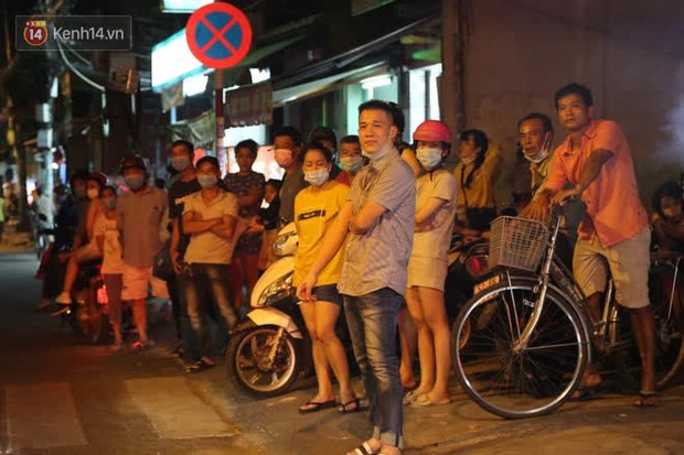 Cháy nhà ở Sài Gòn khiến ít nhất 7 người tử vong thương tâm: Khoảng 10 người mắc kẹt không thoát ra được - Ảnh 13. Cháy nhà ở Sài Gòn khiến ít nhất 7 người tử vong thương tâm: Khoảng 10 người mắc kẹt không thoát ra được - Ảnh 13.