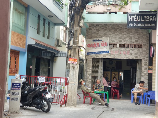 TP.HCM: Phong tỏa 1 con hẻm, cách ly hơn 60 hộ dân vì bệnh nhân tái dương tính Covid-19, từng đi làm đẹp - Ảnh 1. TP.HCM: Phong tỏa 1 con hẻm, cách ly hơn 60 hộ dân vì bệnh nhân tái dương tính Covid-19, từng đi làm đẹp - Ảnh 1.