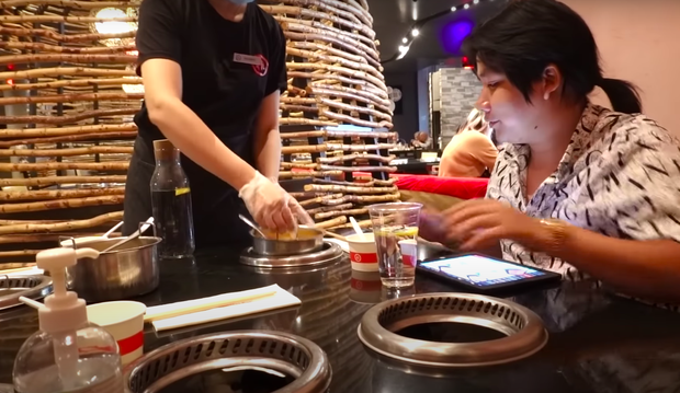 Khoa Pug review ăn lẩu Haidilao trong mùa dịch tại Mỹ, hé lộ loạt điểm khác biệt so với Việt Nam: Nhiều người sẽ rất “khó chịu” ở điểm này - Ảnh 7.