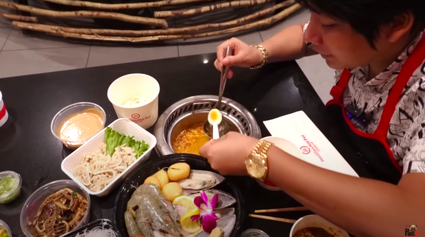 Khoa Pug review ăn lẩu Haidilao trong mùa dịch tại Mỹ, hé lộ loạt điểm khác biệt so với Việt Nam: Nhiều người sẽ rất “khó chịu” ở điểm này - Ảnh 12.